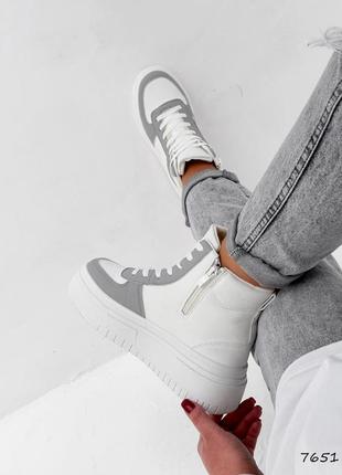 Стильные бело-серые зимние женские кроссовки/ботинки на повышенной подошве/на платформе, эко-мех,зима9 фото