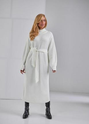 Теплое вязаное платье с поясом
