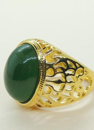 Кольцо с большим камнем печатка мед золото с зеленым овальным камнем и красивыми узорами р. регулируемый