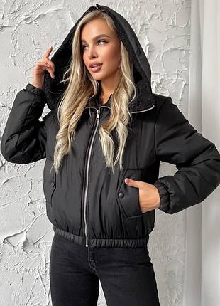 Жіноча укорочена курточка з меховим капюшоном