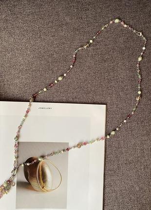 Длинное ожерелье с подвесками и игривыми бусинами
