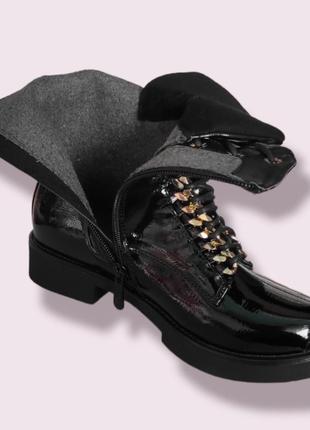 Черные деми ботинки лаковые для девочки на каблуке утепленные 33-389 фото