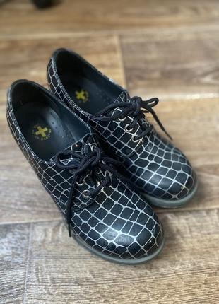 Батгионы, низкие ботинки на каблуке dr.martens