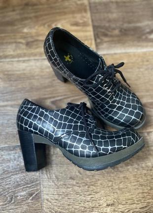 Батгионы, низкие ботинки на каблуке dr.martens