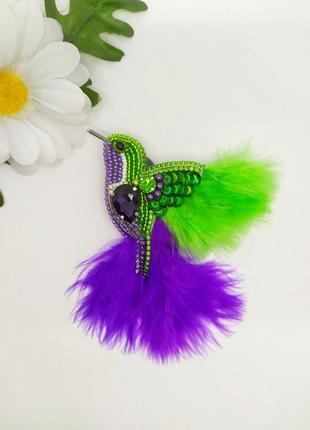 Брошь колибри фиолетовая зеленая с кристаллами и натуральными перьями1 фото