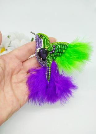 Брошь колибри фиолетовая зеленая с кристаллами и натуральными перьями2 фото