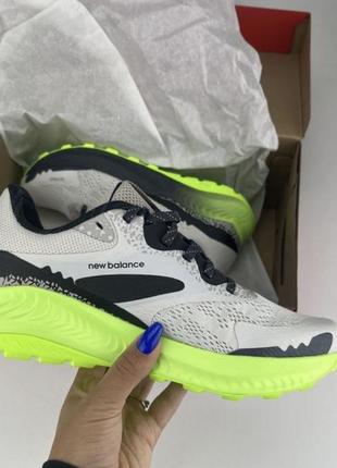 New balance mtntrlh5 кросівки сірі с зеленим, оригінальні кросівки нью беланс чоловічі для бігу