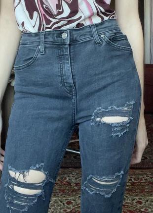 Черные джинсы с разрезами и потертостями2 фото