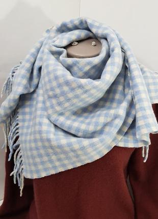 Теплый и мягкий платок англия мериносовая шерсть.
прямоугольный.
состояние новой вещи.1 фото