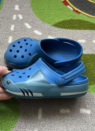 Сабо клоги тапочки crocs с акулами c10 наш 27