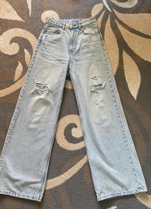 Джинсы wide leg в голубом цвете с рваностями от h&m4 фото