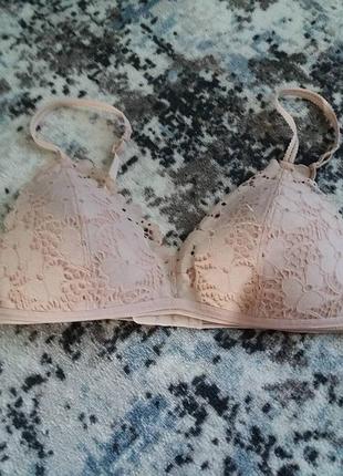 Нежный пудровый бюстгальтер.