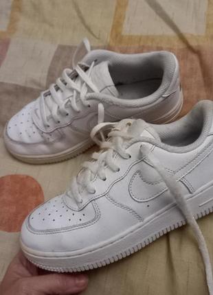 Фірмові кросівки