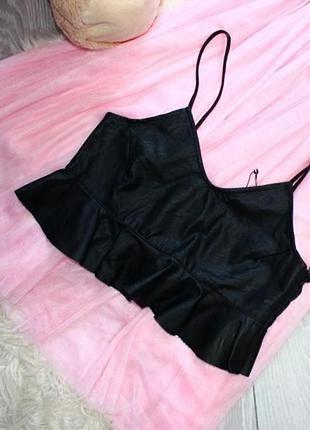 Стильный короткий кожаный кроп-топ на змейке на тонких лямках с воланом zara р. s