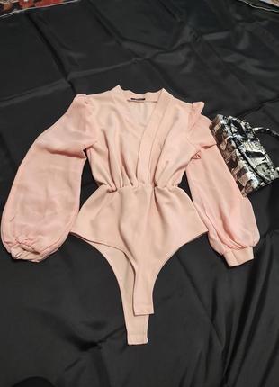Боди нежно разового цвета.
