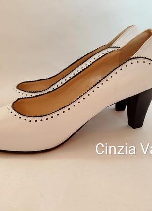 Туфлі човники білі шкіряні туфлі cinzia valle лодочки білі з оздобленням1 фото