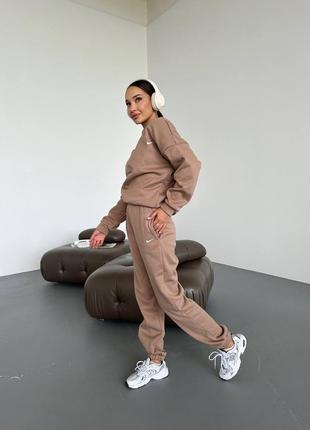 Спортивный костюм найк brown nike свитшот со спущенным плечом оверсайз брюки на манжетах свободный комплект на флисе коричневый серый базовый трендовый8 фото