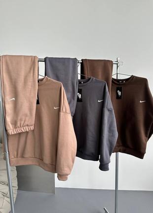 Спортивный костюм найк brown nike свитшот со спущенным плечом оверсайз брюки на манжетах свободный комплект на флисе коричневый серый базовый трендовый10 фото