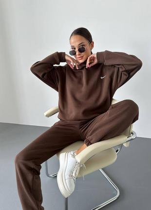 Спортивный костюм найк brown nike свитшот со спущенным плечом оверсайз брюки на манжетах свободный комплект на флисе коричневый серый базовый трендовый7 фото