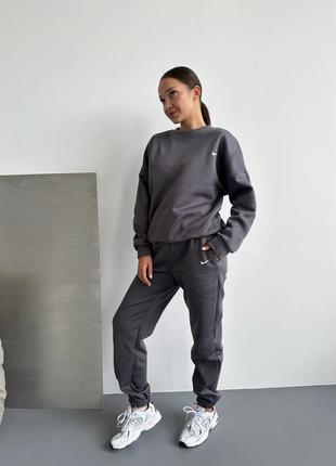 Спортивный костюм найк brown nike свитшот со спущенным плечом оверсайз брюки на манжетах свободный комплект на флисе коричневый серый базовый трендовый3 фото