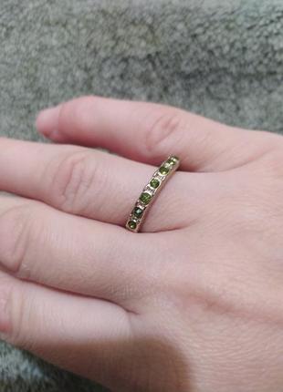 Кольцо с зелеными камнями