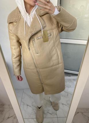 Бежевая зимняя дубленка авиатор пальто дубленка с капюшоном косуха3 фото