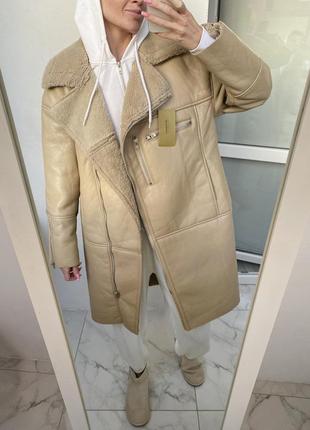 Бежевая зимняя дубленка авиатор пальто дубленка с капюшоном косуха5 фото