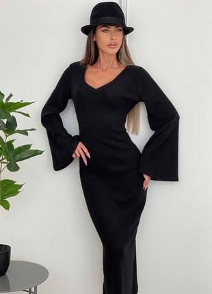 Сукня міді однонтонна на довгий рукав з вирізом в зоні декольте якісна стильна базова чорна
