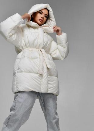 Женская актуальная молодежная зимняя куртка оверсайз  молочного цвета, пояс , капюшон, эко пух