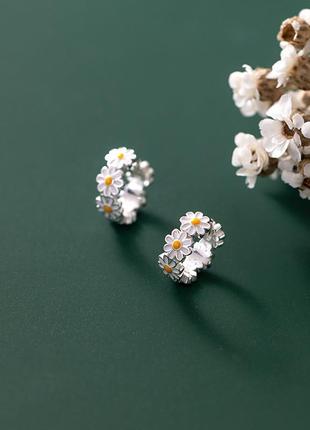 Сережки-кільця срібні море ромашок, ніжні сережки з квітами, срібло 925 проби