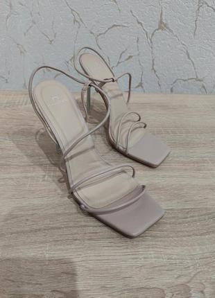 Новые оригинальные босоножки halston на шпильке с ремешками /38.5 размер