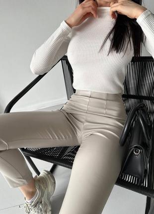 Стильний костюм двійка базовий штани шкіряні облягаючі еко-шкіра і кофта водолазка мустанг3 фото