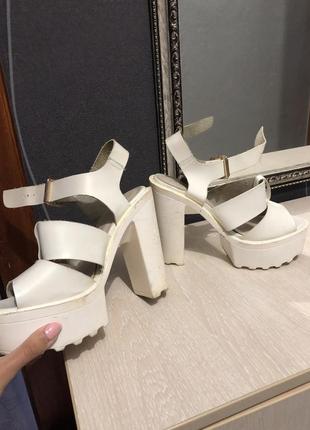 Білі босоніжки на тракторній підошві