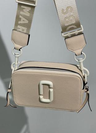 Женская сумка marc jacobs the snapshot total beige   экокожа, логотип металлический