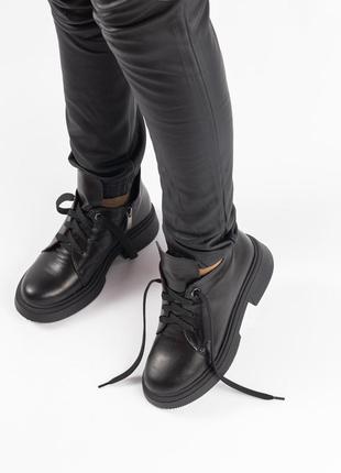 Шкіряні чорні жіночі черевики на шнурках