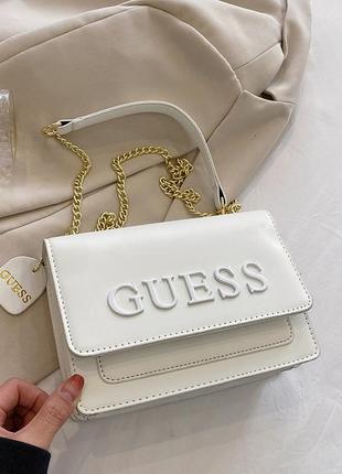 Жіноча сумка guess крос-боді на ланцюжку біла