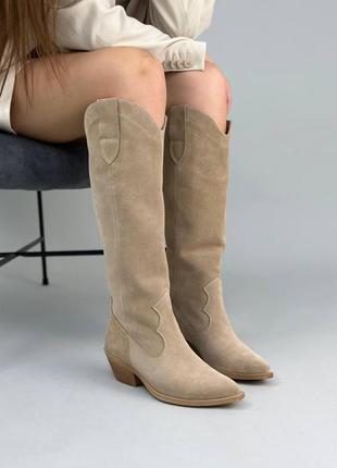 Женские ковбойские сапоги замшевые бежевые на светлой подошве демисезонные