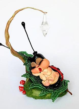 Спящая божья коровка