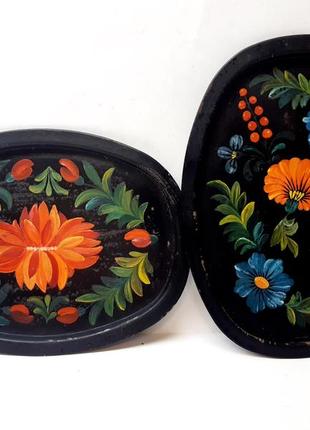 Дві старовинні декоративні настінні металеві тарілки з петриковським розписом10 фото