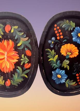 Дві старовинні декоративні настінні металеві тарілки з петриковським розписом2 фото