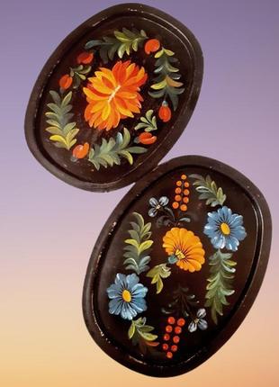 Две старинные декоративные настенные металлические тарелки с петриковской росписью1 фото