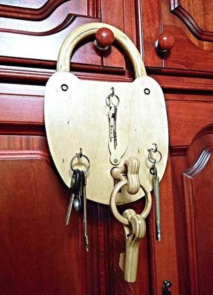 Оригінальна вішалка-ключниця у формі навісного замка з двома дерев'яними ключами, ручна робота