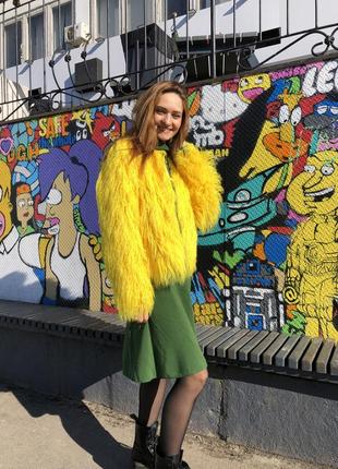 Шуба з екохутра яскрава жовтогаряча біла довге хутро хвилястої лама стильна молодіжна