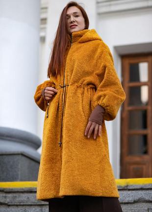 Эко шуба пальто из меха эко овчины с капюшоном длинное, желтое, приталенное с поясом3 фото