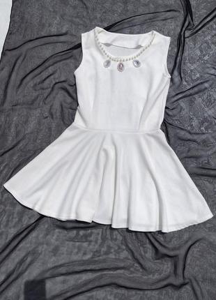 Красиве коротке біле плаття