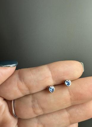 Серьги-закрутки серебряные маленькие сердечки из камней, на выбор синий или голубой фианит, серебро 925 проба9 фото