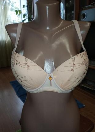 Бюст із розшивкою