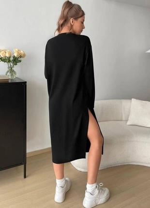 Жіноча чорна сукня з довгими рукавами і розрізом4 фото
