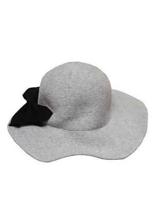 Элегантная серая шляпка с черным бантом