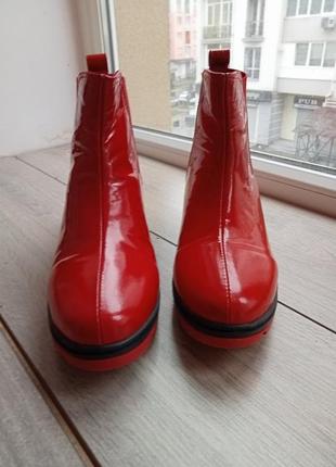Кожаные лаковые красные ботинки4 фото